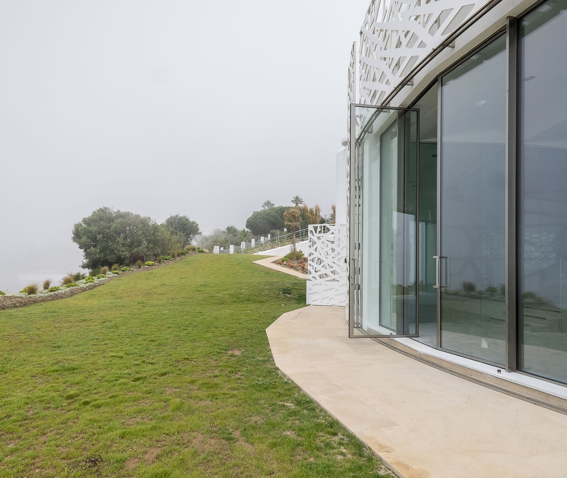 EXP36 P - Pivot Door (minimal pivot door)